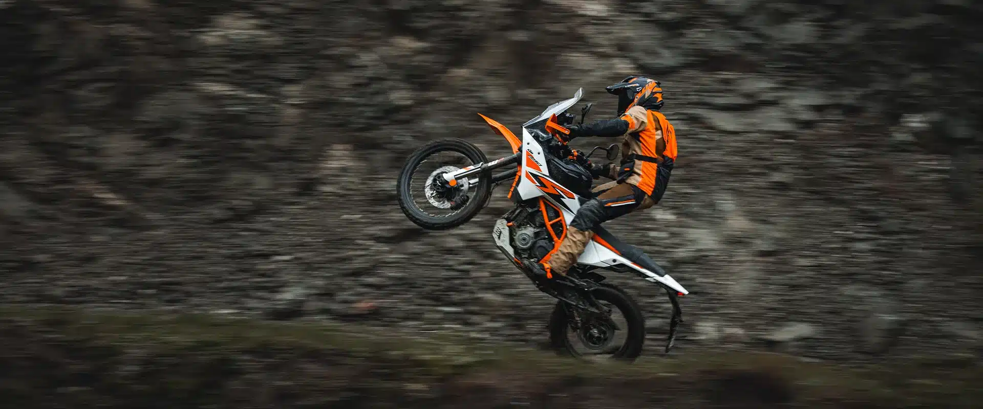 KTM 390 Adventure R 2026 fährt offroad mit Fahrer im Gelände