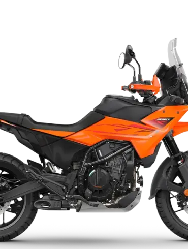 KTM 390 Adventure X 2026 in Orange-Schwarz, seitliche Ansicht des Motorrads, klarer Fokus auf Rahmen, Tank und Fahrwerk.