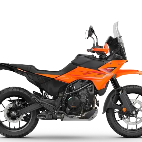 KTM 390 Adventure X 2026 in Orange-Schwarz, seitliche Ansicht des Motorrads, klarer Fokus auf Rahmen, Tank und Fahrwerk.