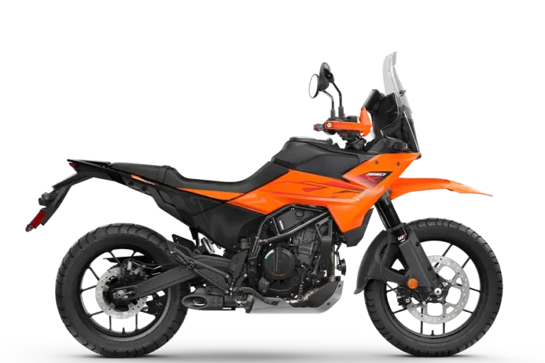 KTM 390 Adventure X 2026 in Orange-Schwarz, seitliche Ansicht des Motorrads, klarer Fokus auf Rahmen, Tank und Fahrwerk.