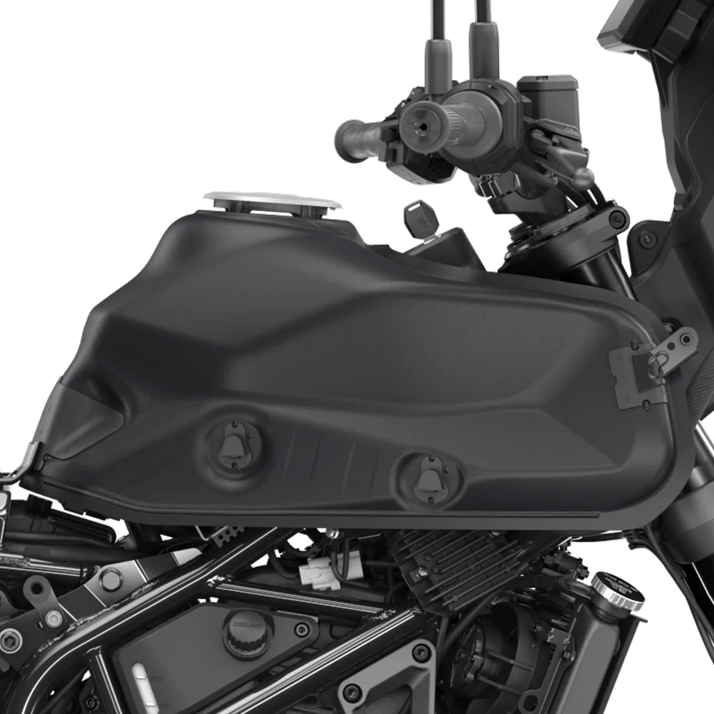 Nahaufnahme des schlanken 14-Liter-Tanks der KTM 390 Adventure X Modelljahr 2026