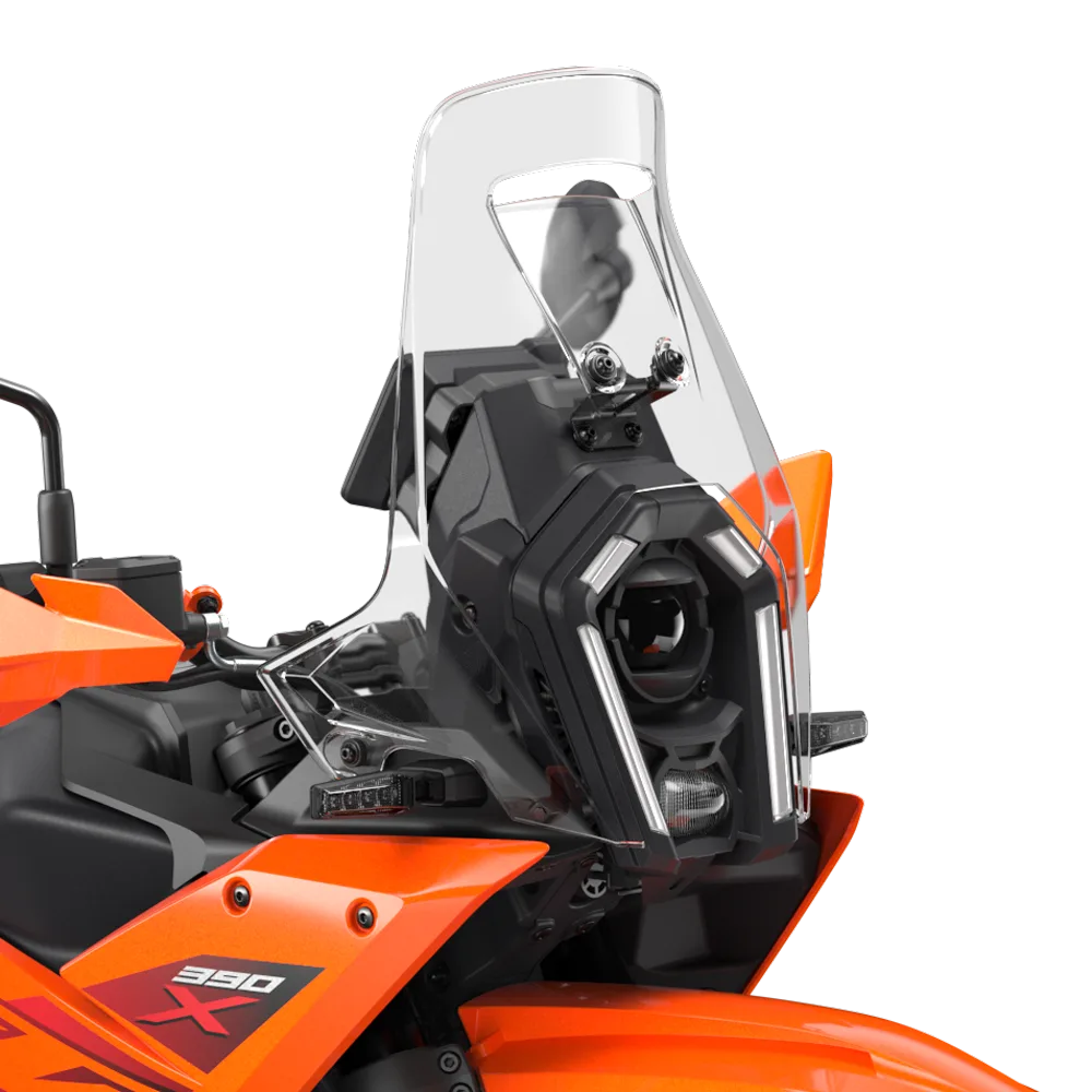 Front der KTM 390 Adventure X mit hohem Windschild und LED-Scheinwerfer