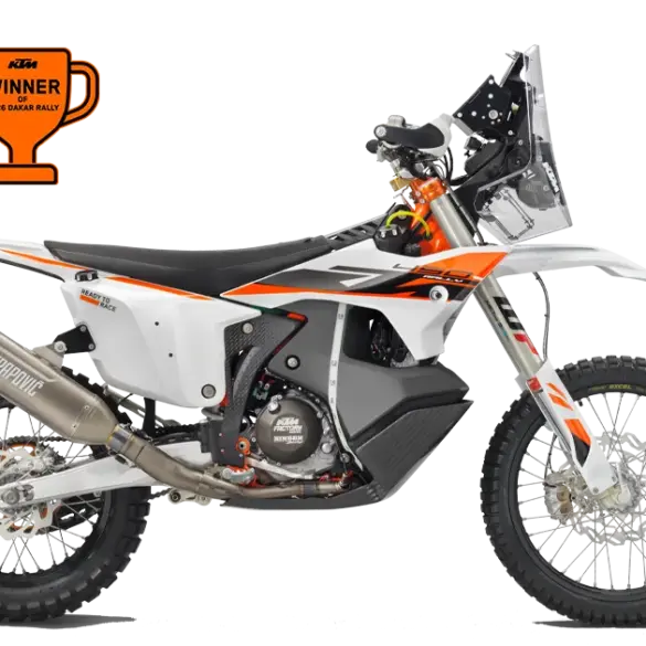 KTM 450 Rally Replica 2026 Rally-Motorrad mit Akrapovič-Auspuff und Navigationsturm, Seitenansicht.