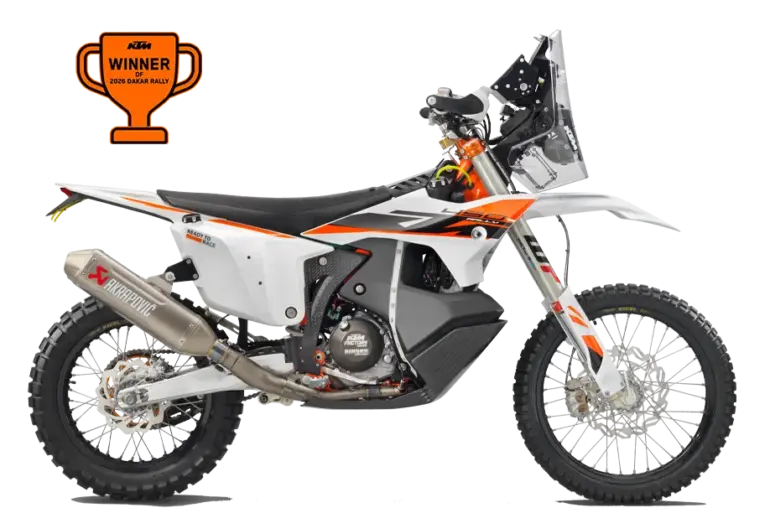 KTM 450 Rally Replica 2026 Rally-Motorrad mit Akrapovič-Auspuff und Navigationsturm, Seitenansicht.