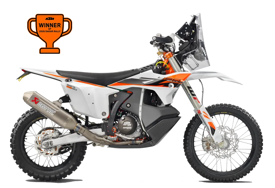 KTM 450 Rally Replica 2026 Rally-Motorrad mit Akrapovič-Auspuff und Navigationsturm, Seitenansicht.