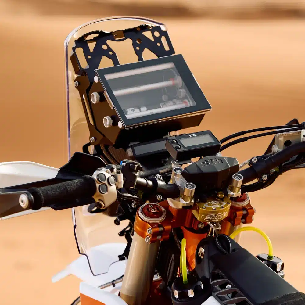 Cockpit mit Navigationssystem der KTM 450 Rally Replica 2026 mit digitalem Roadbook und Bedienelementen aus Fahrerperspektive.