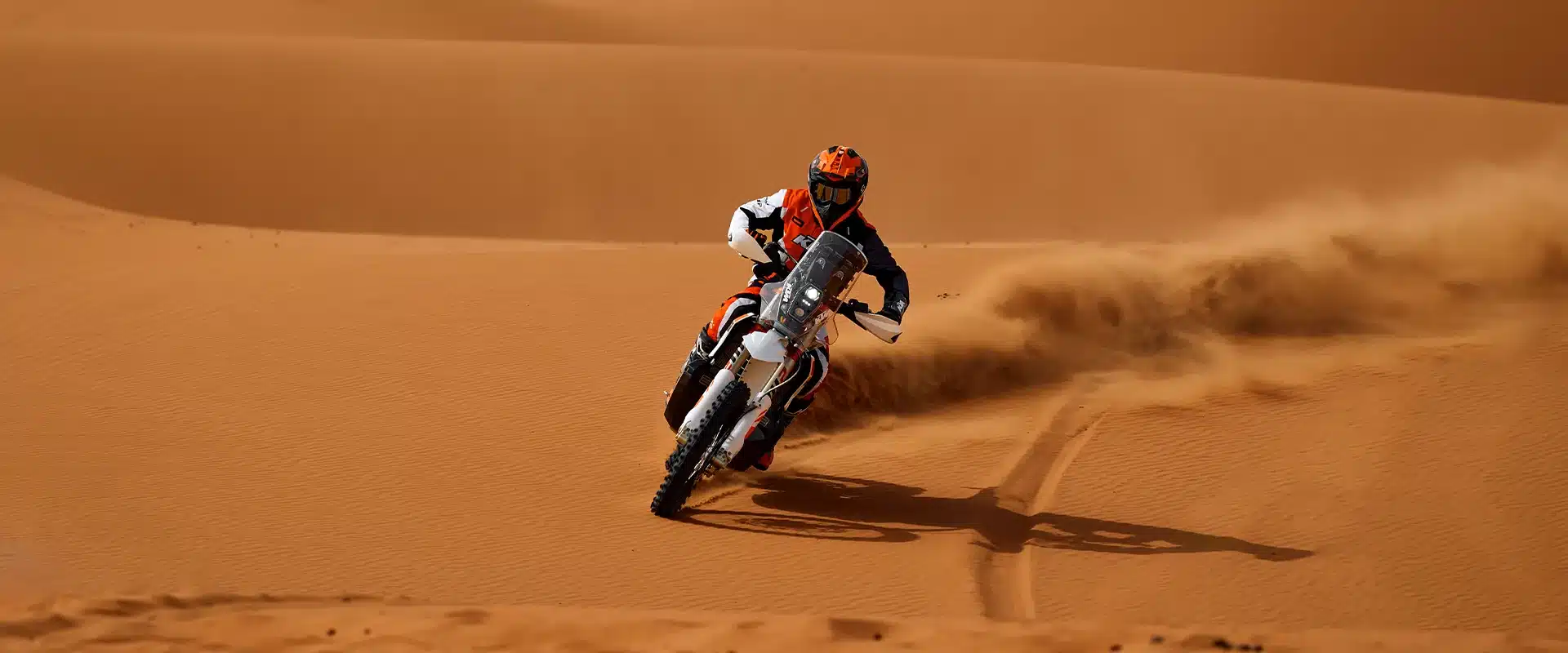 KTM 450 Rally Replica 2026 im Einsatz in einer Sandwüste, Rally-Fahrer in voller Bekleidung.