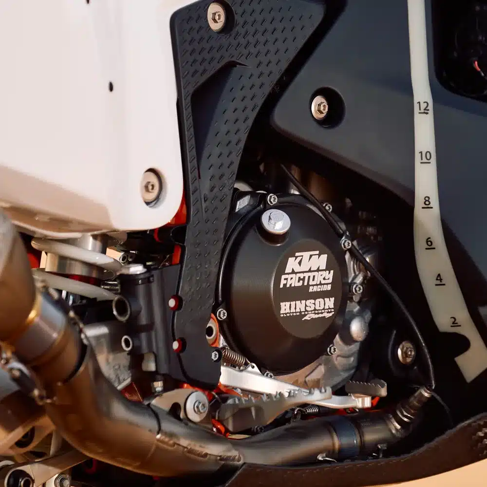 Detailansicht des KTM 450 Rally Replica 2026 Motors mit Hinson Kupplungsdeckel und Rally-Abgasanlage
