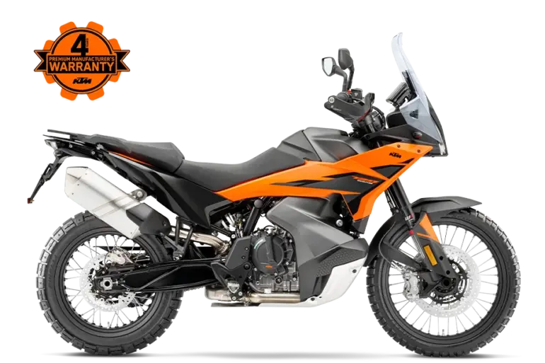 KTM 790 Adventure 2026, orange-schwarzes Adventure-Bike in Seitenansicht mit 4-Jahres-Garantie-Siegel.