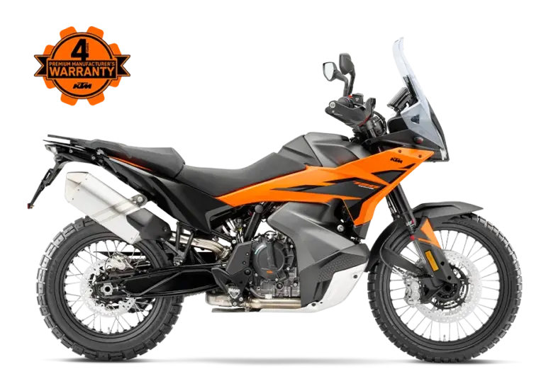 KTM 790 Adventure 2026, orange-schwarzes Adventure-Bike in Seitenansicht mit 4-Jahres-Garantie-Siegel.
