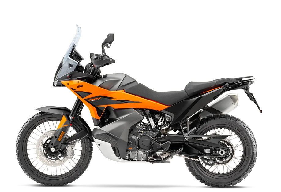 KTM 790 Adventure 2026 Motorrad in Seitenansicht, orange-schwarz, ausgestattet für Straße und Gelände.