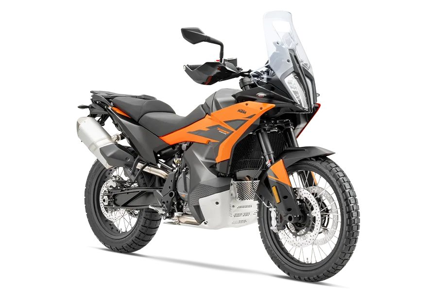 KTM 790 Adventure 2026 in orange-schwarzer Lackierung seitlich fotografiert