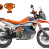 KTM 890 Adventure R 2026 aus der Seitenansicht, orange-blau mit Rallye-Optik und Speichenrädern.