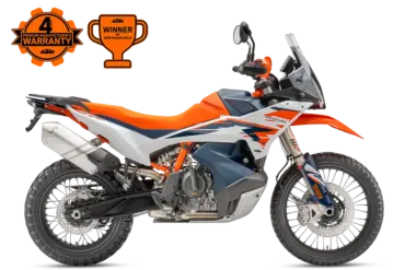 KTM 890 Adventure R 2026 aus der Seitenansicht, orange-blau mit Rallye-Optik und Speichenrädern.