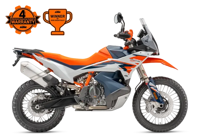 KTM 890 Adventure R 2026 aus der Seitenansicht, orange-blau mit Rallye-Optik und Speichenrädern.