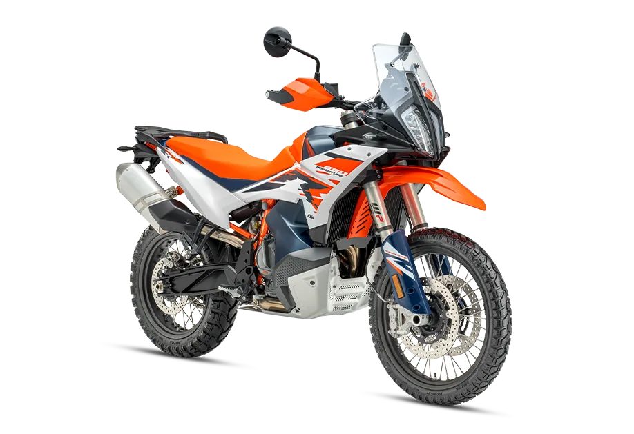 KTM 890 Adventure R 2026 Motorrad in orange-blau-weißer Lackierung mit hohem vorderem Kotflügel, Speichenrädern und Enduro-Profilreifen