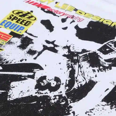 Nahaufnahme des Overload-Motivs auf weißem T-Shirt mit schwarzem und farbigem Druck