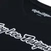 Nahaufnahme vom Troy Lee Designs Kurzarm-T-Shirt Signature Black mit weißem Logo-Schriftzug.