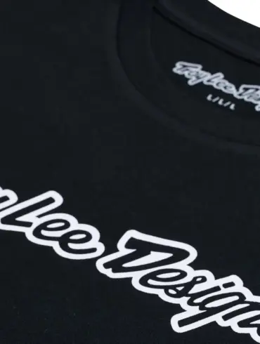 Nahaufnahme vom Troy Lee Designs Kurzarm-T-Shirt Signature Black mit weißem Logo-Schriftzug.