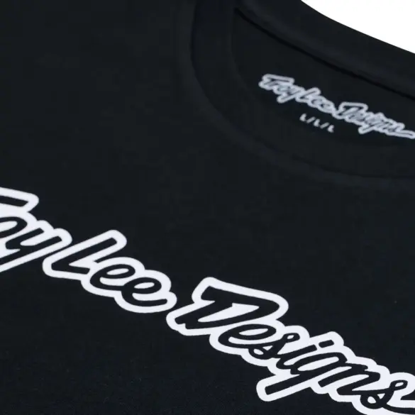Nahaufnahme vom Troy Lee Designs Kurzarm-T-Shirt Signature Black mit weißem Logo-Schriftzug.