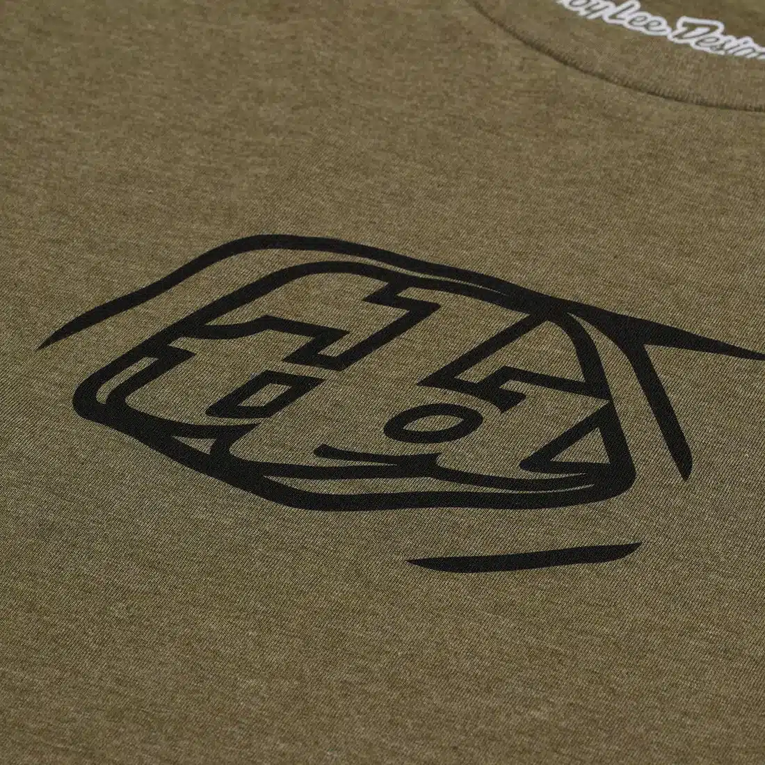 Detail der schlichten Badge-Grafik auf dem olivgrünen Kurzarm-T-Shirt aus Heather-Stoff