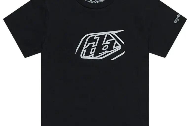 Schwarzes Troy Lee Designs Kurzarm-T-Shirt mit grauem Badge-Logo auf der Vorderseite.