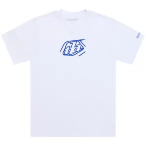 Weißes Kurzarm-T-Shirt mit blauem Badge-Logo auf der Brust.