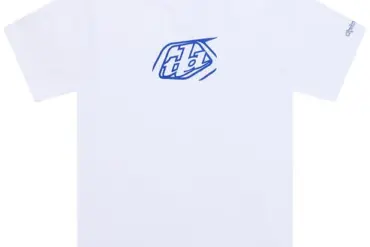 Weißes Kurzarm-T-Shirt mit blauem Badge-Logo auf der Brust.