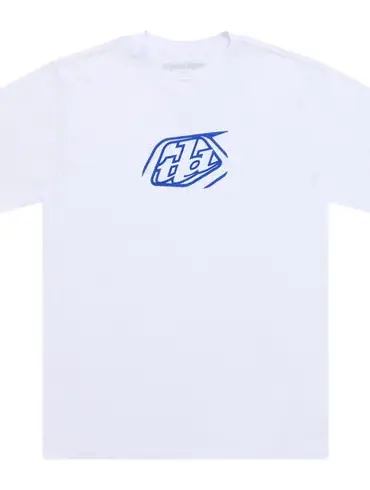 Weißes Kurzarm-T-Shirt mit blauem Badge-Logo auf der Brust.