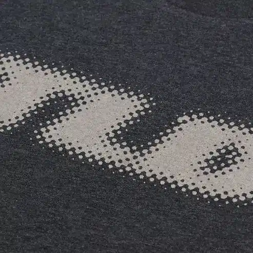 Detailansicht des Fade-Out-Effekts auf grauem Kurzarm-T-Shirt