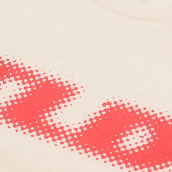 Nahaufnahme eines weißen T-Shirts mit rotem Fade-Out-Design.