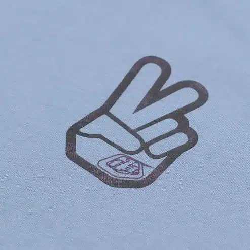 Detailfoto des Peace-Grafikmotivs auf einem hellblauen T-Shirt aus der Produktserie Peace Out.