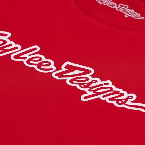 Rotes Troy Lee Designs T-Shirt mit weißem Schriftzug in Nahaufnahme