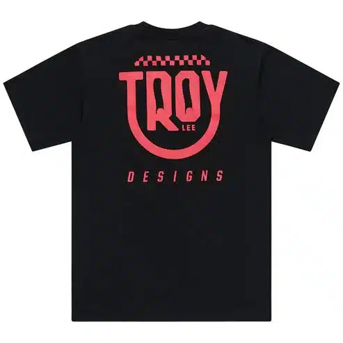 Schwarzes Kurzarm-T-Shirt mit auffälligem Troy Lee Designs Schriftzug und Logo in Rot auf dem Rücken.