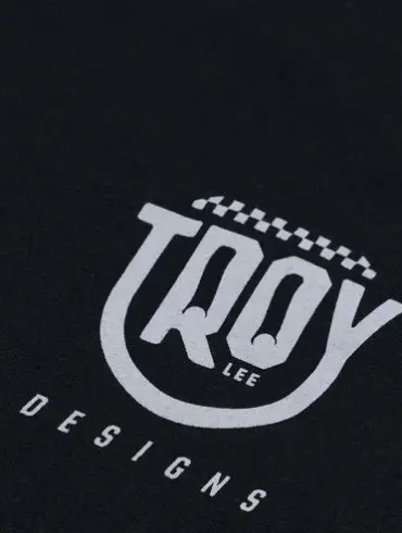 Schwarzes T-Shirt mit aufgedrucktem Smiley-Logo und Troy Lee Designs Schriftzug.