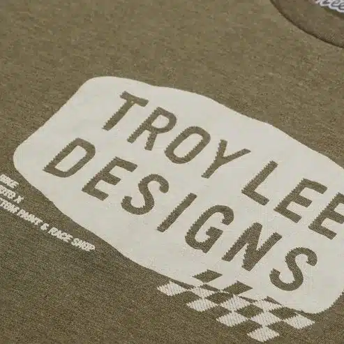 Nahaufnahme vom Print des Stamp Olive Heather T-Shirts von Troy Lee Designs