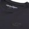 Detailaufnahme eines schwarzen Troy Lee Designs Kurzarm-T-Shirts mit dezentem Logo auf der Brust und Schriftzug im Nackenbereich.