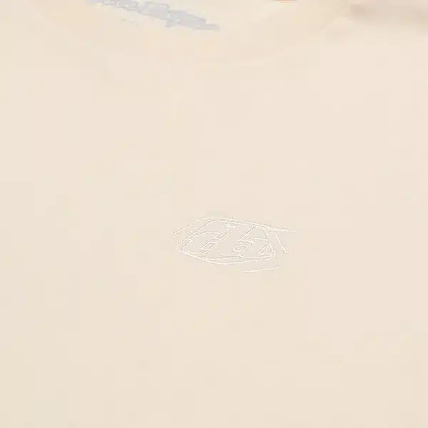 Detailaufnahme eines weißen Vintage-T-Shirts mit unauffälligem Logo auf der Brust