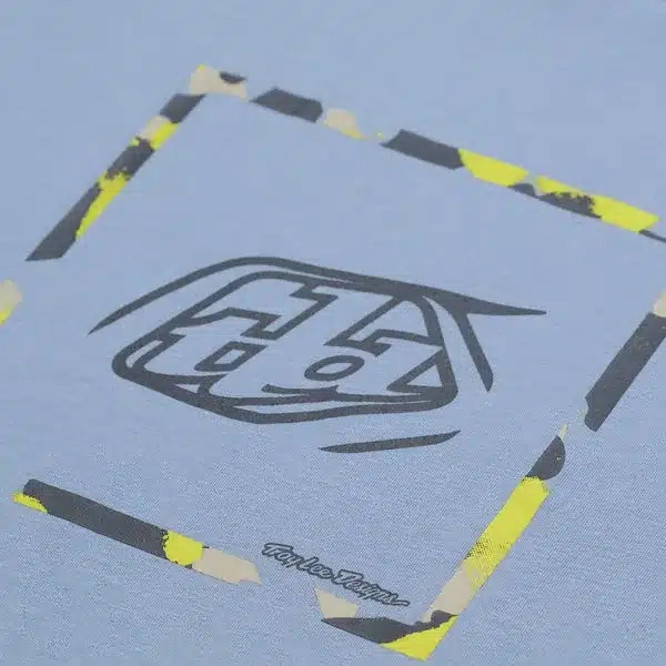 Nahaufnahme des Grafikprints auf dem T-Shirt 'Velocity' in Smoke Blue mit gelben und schwarzen Akzenten