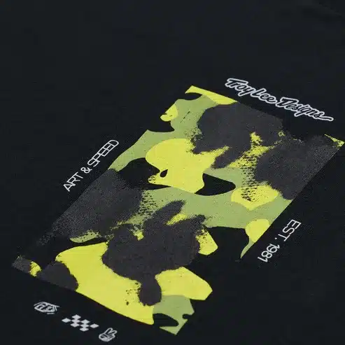 Schwarzes Troy Lee Designs Boxed Out T-Shirt mit gelb-schwarz-grauem Tarnmuster und Markenaufdruck.