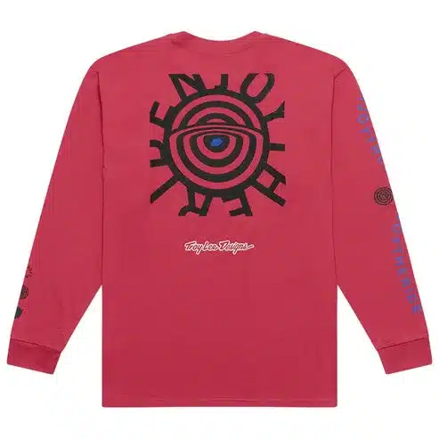 Langärmeliges T-Shirt in Fuchsia mit großem schwarzen Rückendruck und Markenname, passend für Schichtenstrategie beim Motorradfahren