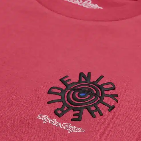 Fuchsiafarbenes Langarmshirt mit Troy Lee Designs Logo im Detail.