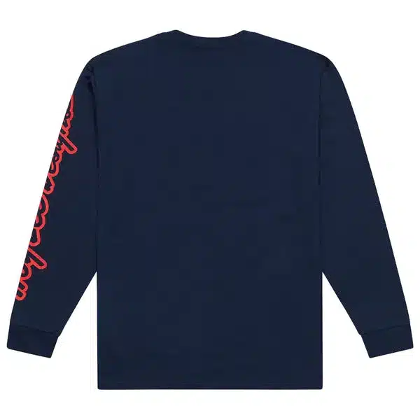 Rückansicht eines navyblauen Langarm-T-Shirts mit rotem Schriftzug am Ärmel.
