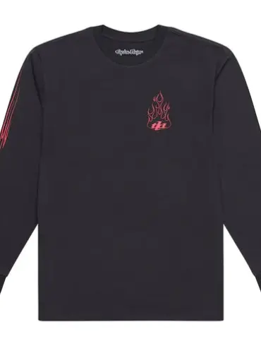 Schwarzes langärmeliges Shirt mit rotem Flammenmotiv auf der Brust und dem Arm, Modell Torched Carbon.