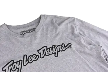 Graumeliertes Langarm-T-Shirt von Troy Lee Designs mit schwarzem Logo-Schriftzug auf der Brust.