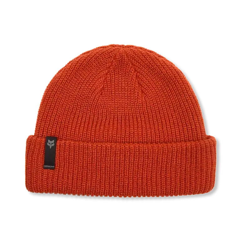 Sattelbraune Mütze Machinist aus gestricktem Material mit dezentem Etikett.