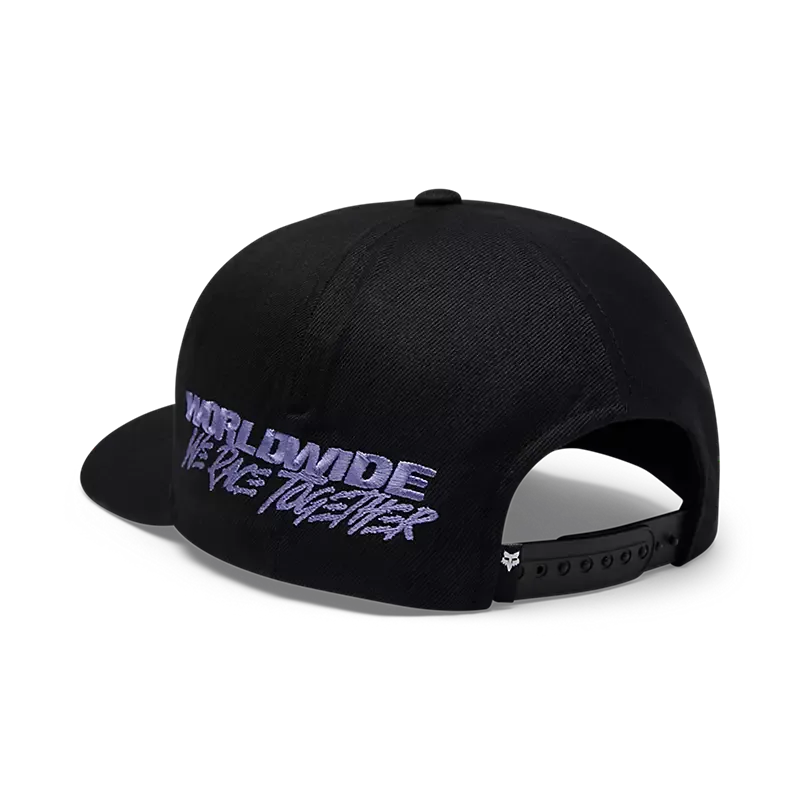 Rückansicht einer schwarzen Cap mit dem Schriftzug 'Worldwide We Ride Together' in lila Stickerei, Snapback-Verschluss sichtbar
