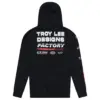 Schwarzer Troy Lee Designs Factory Kapuzenpullover mit weißen und roten Logos und Schriftzügen auf dem Rücken.