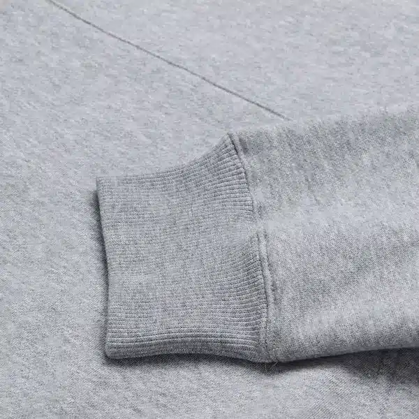 Detailaufnahme des Ärmelbündchens eines grauen Kapuzenpullovers im dezenten Grey Heather Farbton.