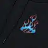 Nahaufnahme des Flammenlogos auf dem Pullover Hoodie Torched Black